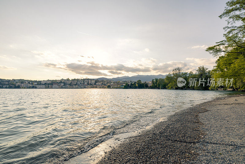 瑞士卢加诺湖岸的城市景观