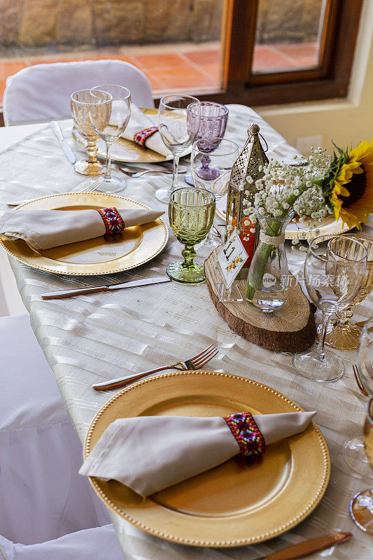 婚宴上一张装饰精美的桌子