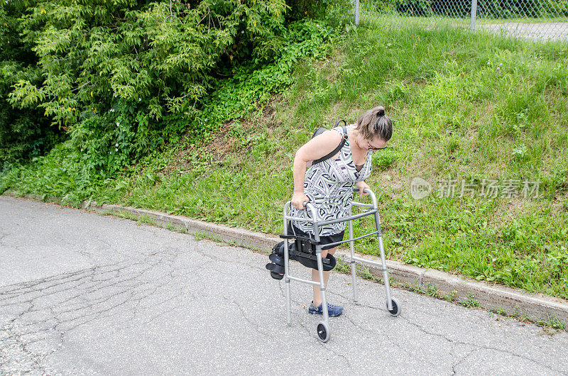 成熟女人和沃克一起爬山