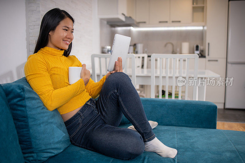 女性使用数码平板电脑