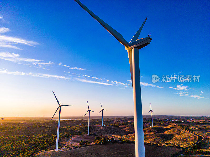 鸟瞰图的风力涡轮机在一个乡村场景在日落时间在葡萄牙南部