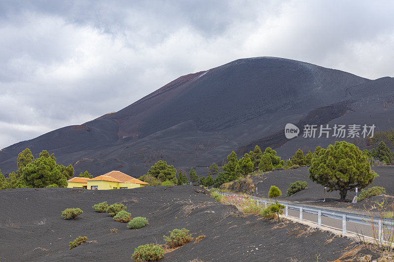 康伯雷别哈火山。火山灰覆盖了埃尔帕索村。