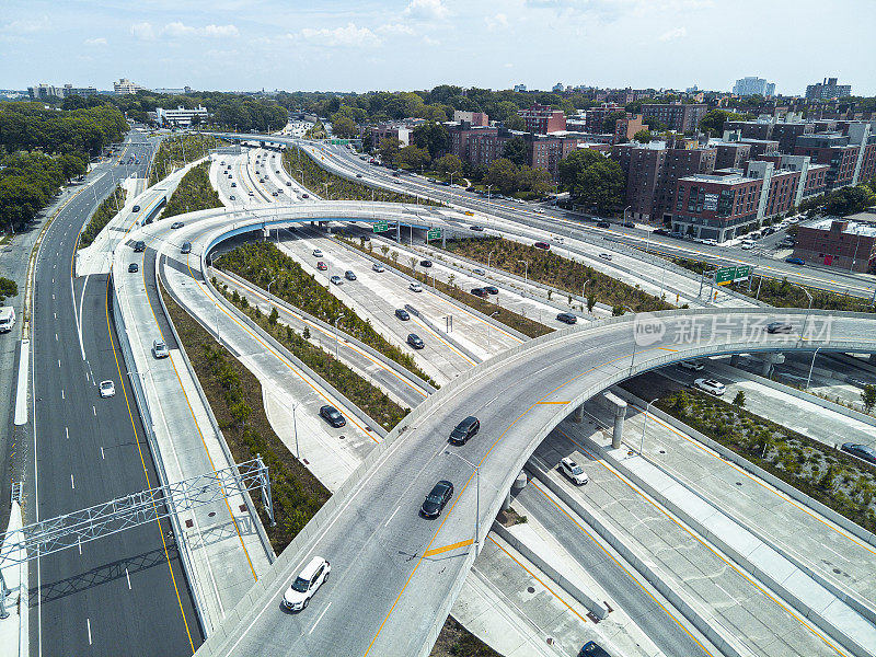 高架公路上有开往市中心的汽车。纽约，皇后区，中央车站。空中拍摄