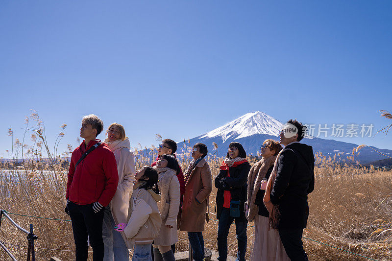 一个亚洲的中国家庭去日本东京的Chureito旅游