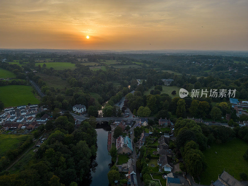 鸟瞰夏日夕阳下的高架桥、尼德河峡谷和克纳斯伯勒集镇，英国，北约克郡。用0级无人机拍摄。