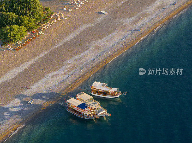 在海滩上等待的游艇