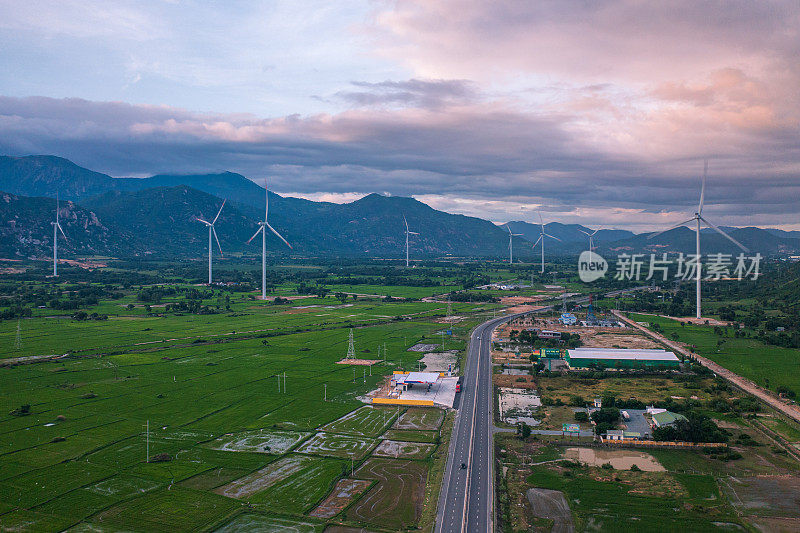 高速公路旁有风力涡轮机