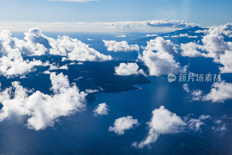 在夏威夷附近的太平洋上，与蓬松的白云一起飞翔在蓝天上