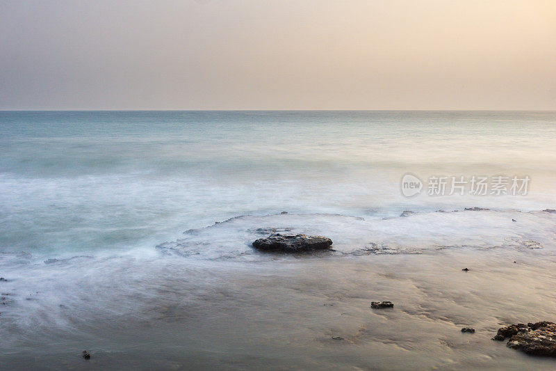 在北明古鲁的沿海地区，每天都有水的沿海地区有高波浪的夜景，土地继续减少，加上天空不好，因为空气污染是由许多引发全球焦虑的因素引起的