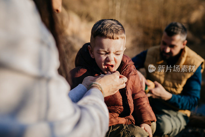 在营火上准备热狗