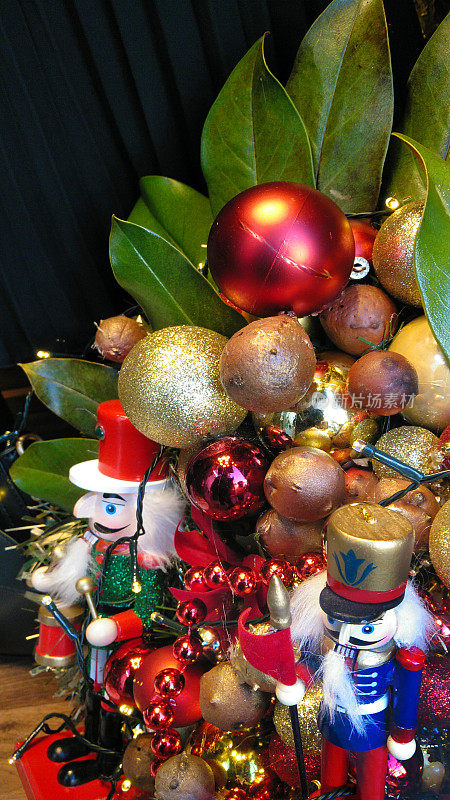 圣诞装饰布置，五颜六色的亮晶晶球、串珠。