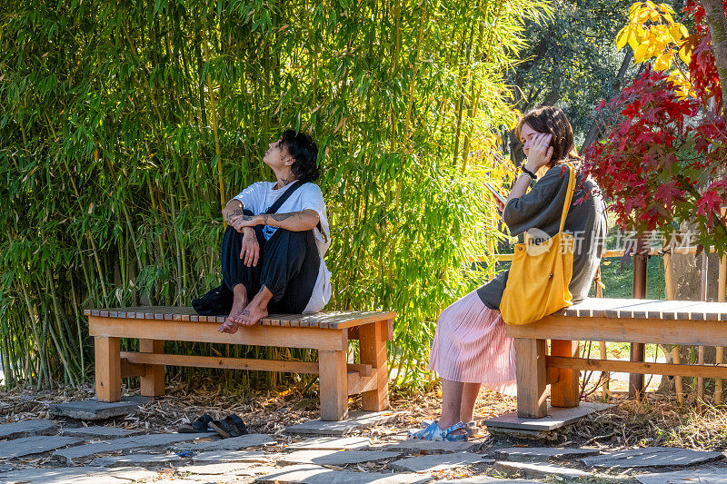 两个女孩在第比利斯的日本植物园散步后休息