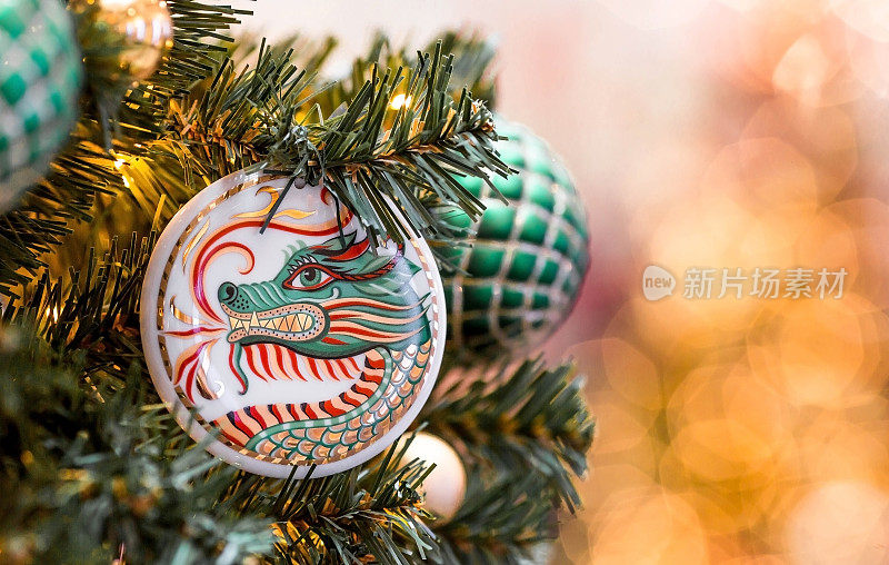 龙年。在莫斯科的Gum商店里，美丽的瓷制龙形玩具挂在喜庆的新年树上。特写镜头。2024年中国新年。