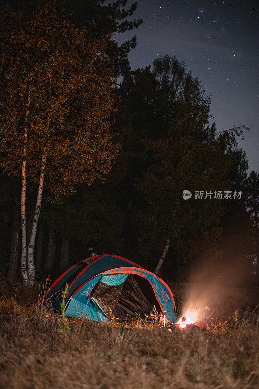露营——晚上在森林里搭帐篷和生火