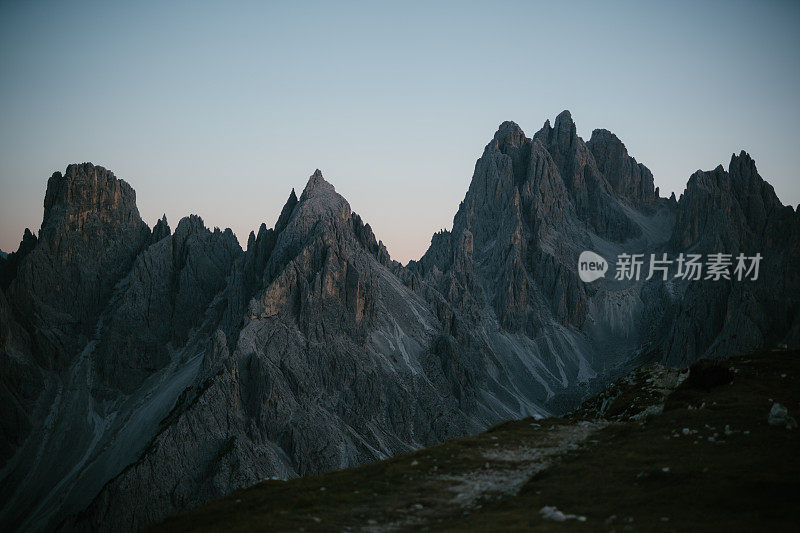 陡峭的悬崖和山脉的宁静风景。特伦蒂诺山谷完美的徒步度假胜地