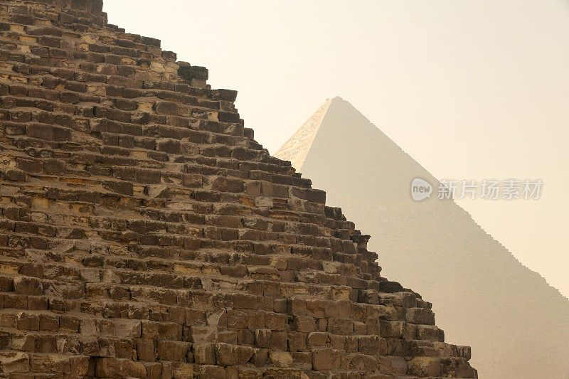 埃及开罗附近的古埃及吉萨金字塔近景