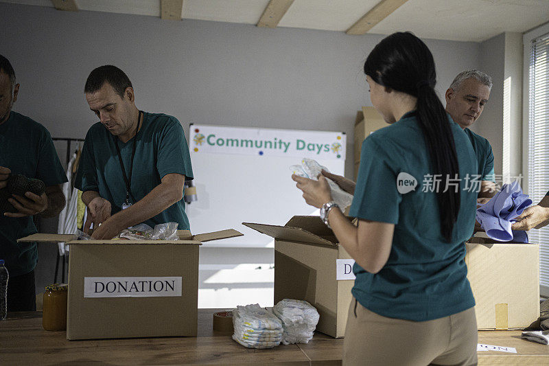 在社区捐赠中心工作的志愿者。