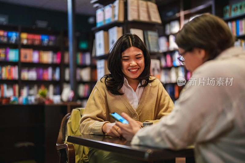 成人大学生在图书馆、书店与顾问会面。