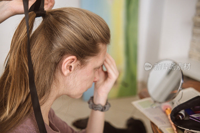 当你的女性朋友情绪低落时，给她做个美容