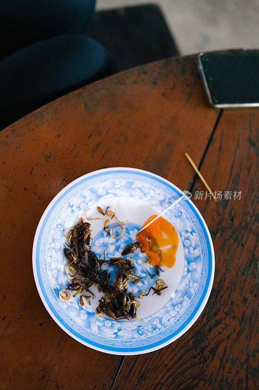 盘子里的烤蟋蟀，一道越南美食