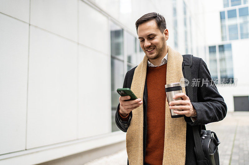 帅气的商人在用手机