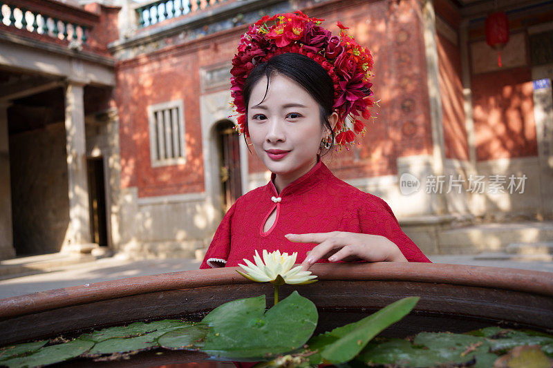 头戴花的女人