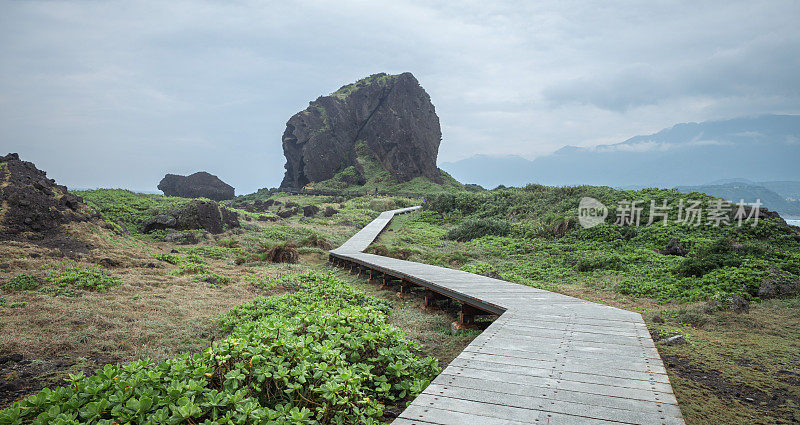 台湾三仙台，一条曲折的木板路一直延伸到远处，尽头是一块岩石