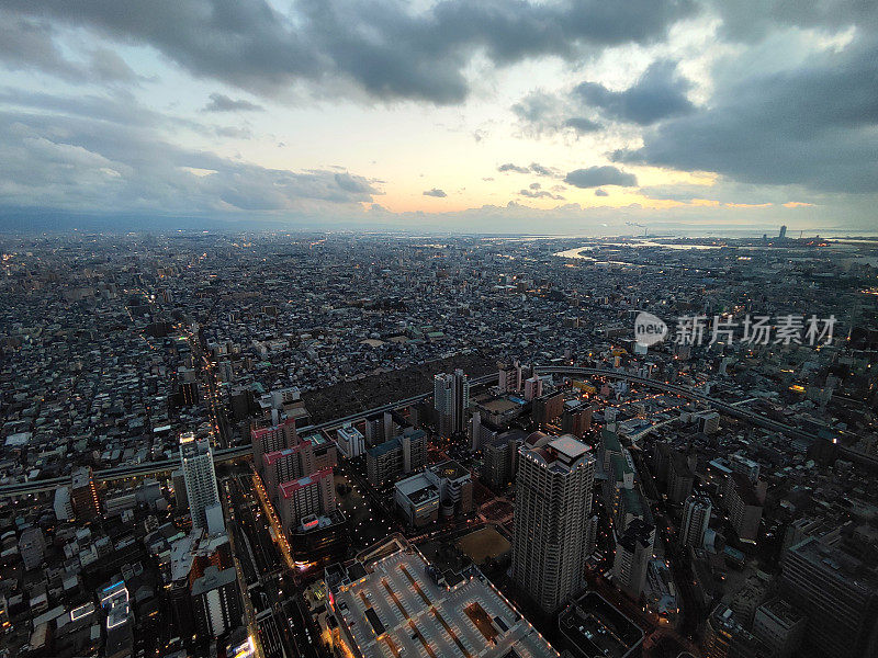 日落时的大阪市景，日本