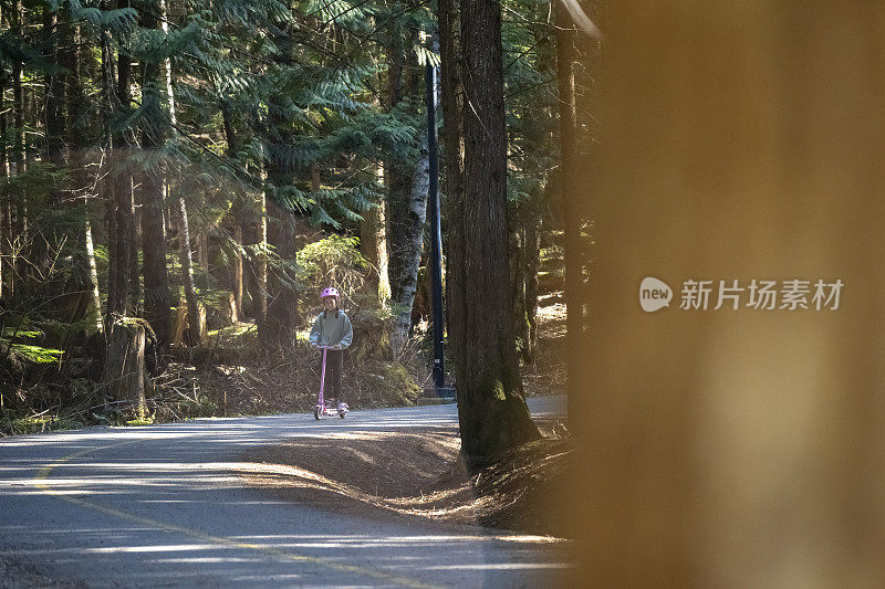 小女孩在小路上骑摩托车