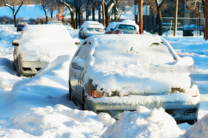 被雪困住的汽车