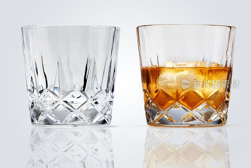 完美的威士忌和冰隔离杯