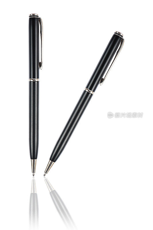 两支豪华的黑色商务笔，在白色的反光上孤立