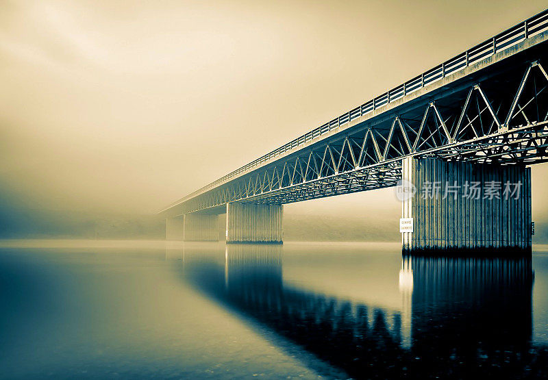 雾蒙蒙的桥