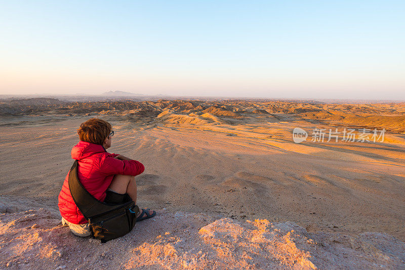 游客看日落，纳米布沙漠