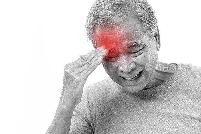 患有头痛、压力大、偏头痛的老年人