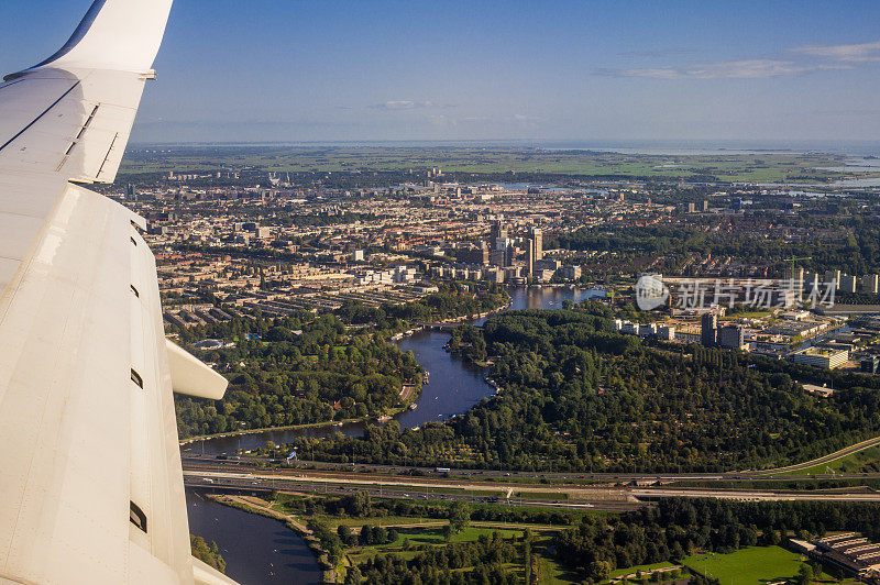 从喷气式飞机舷窗俯瞰欧洲首都阿姆斯特丹