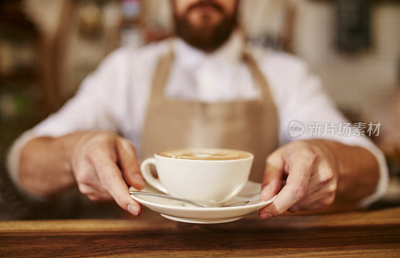 咖啡师为您端上一杯新鲜咖啡