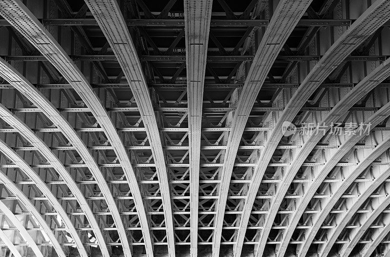 伦敦一座桥下的钢线