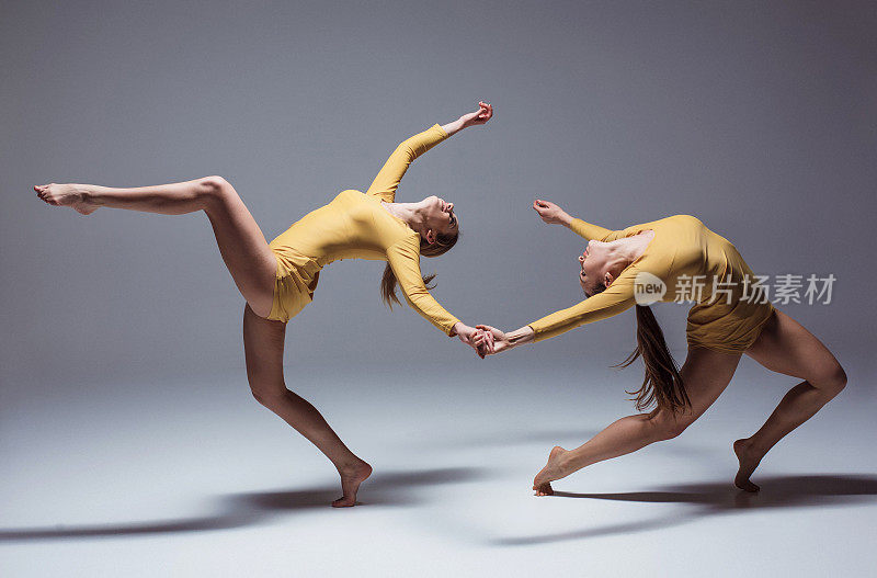 两位现代芭蕾舞者