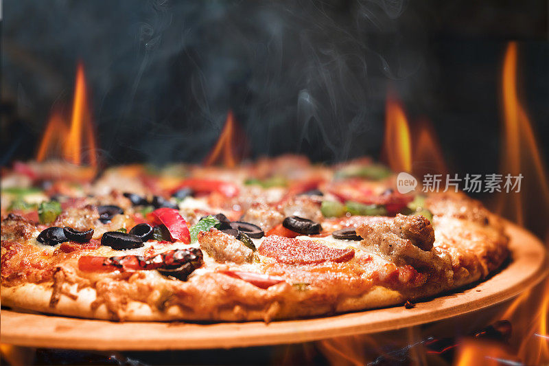 用火焰烧木头的披萨