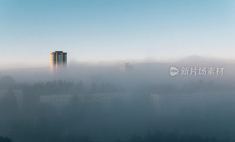 晨雾笼罩在城市的街道上
