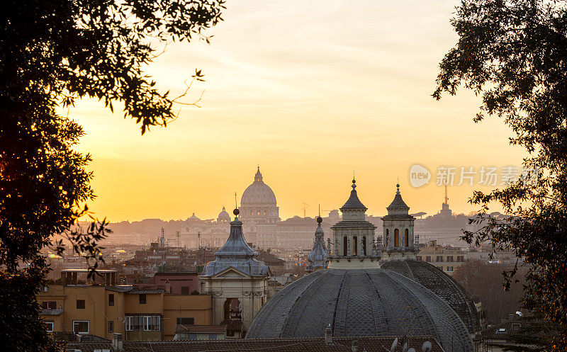 日落天际线与教堂圆屋顶，意大利罗马