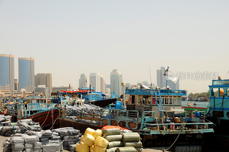 商人们沿着迪拜河划船