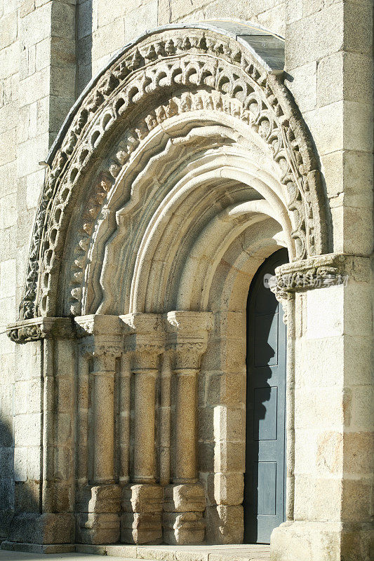 古罗马式教堂入口石制门廊。
