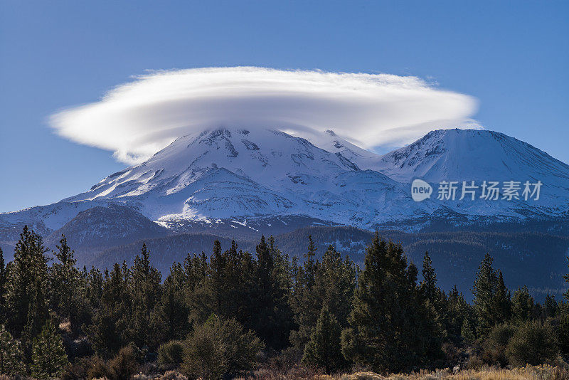 戴着云帽的沙斯塔山