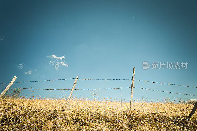 Jablanik山风景。倒钩铁丝栅栏