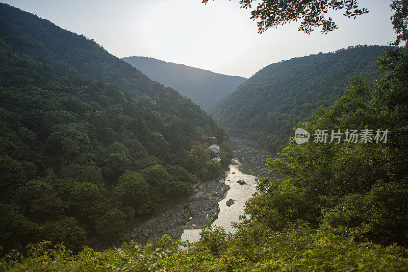 日本京都岚山市的岚山上的河船