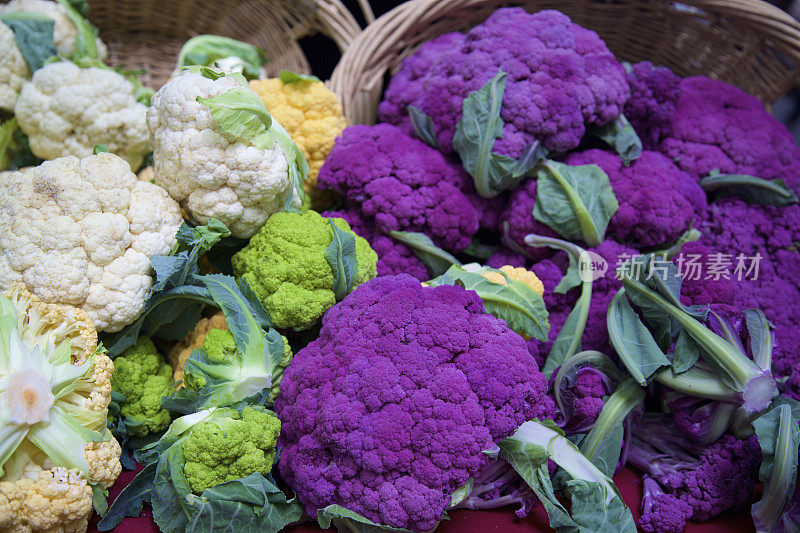 农贸市场上五颜六色的花椰菜