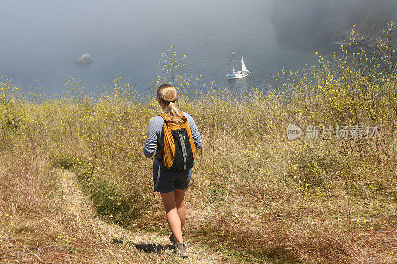 在海峡岛上徒步旅行