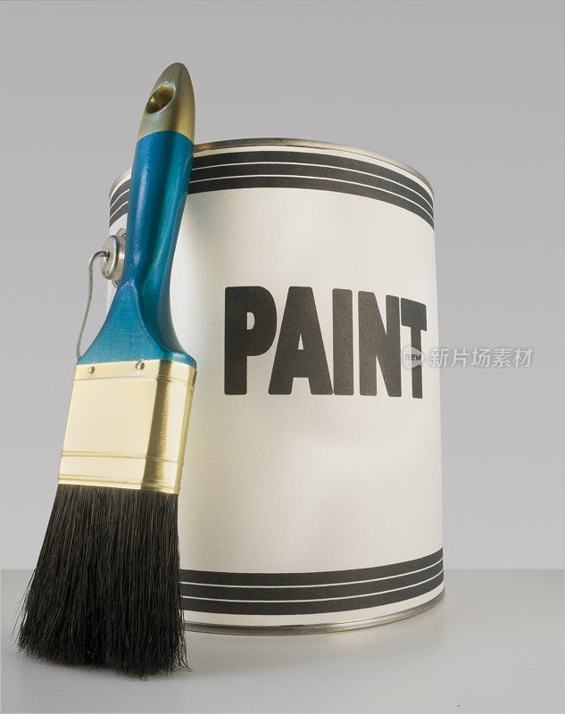 油漆罐与刷子倾斜